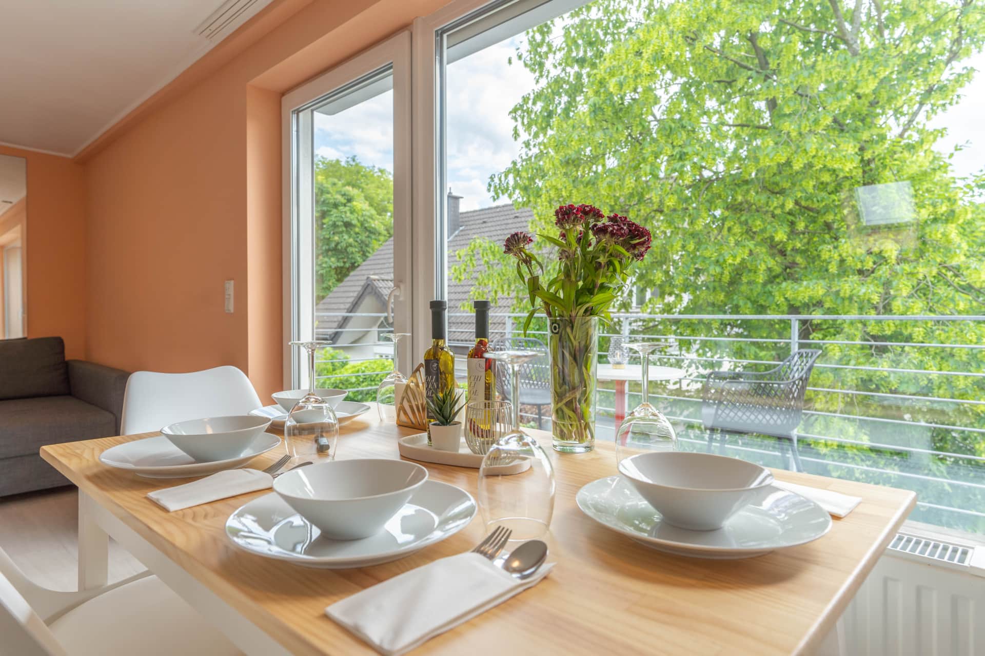Essbereich mit Balkonblick